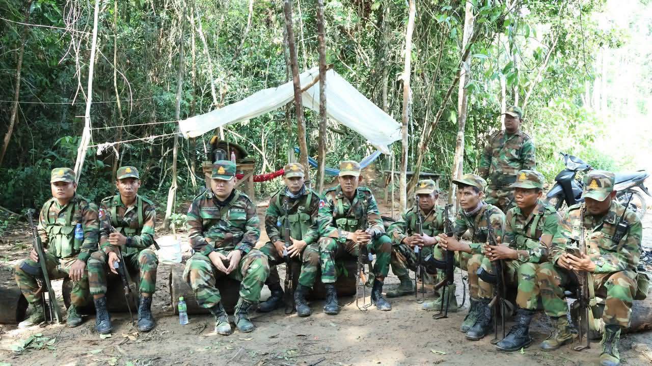 ឧត្តមសេនីយ៍ទោ សោម ស៊ុន  ត្រួតពិនិត្យភូមិសាស្ត្រ និងជួបសំណេះសំណាលសួរសុខទុក្ខទីបញ្ជាការស្រាលប្រចាំការនៅតំបន់អូរសោម ដែនជម្រកសត្វព្រៃ ព្រៃឡង់